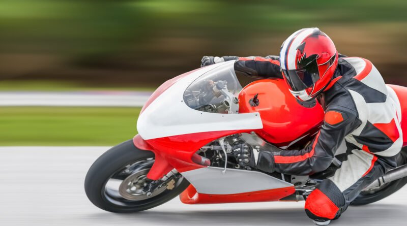 Moto de competición inclinada en una curva que ilustra a Marc Márquez en Sachsenring