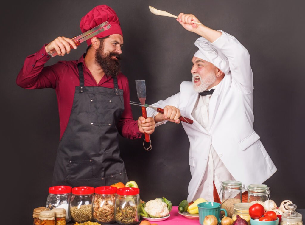 MasterChef Celebrity: dos cocineros de uniforme con utensilios de cocina