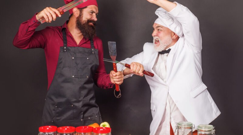 MasterChef Celebrity: dos cocineros de uniforme con utensilios de cocina