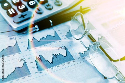 Mejora de Moody's: gráficos y datos del mercado financiero sobre una mesa