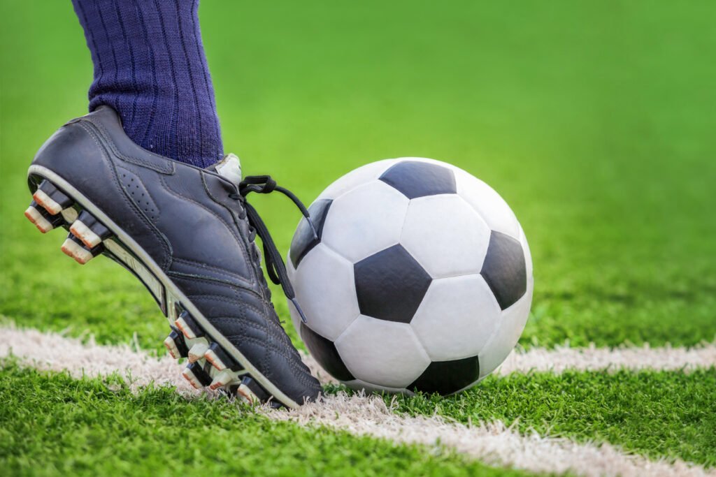 Botín pateando una pelota de fútbol, ilustra el mercado de pases de Boca y River