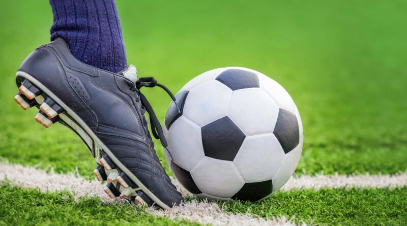 Botín pateando una pelota de fútbol, ilustra el mercado de pases de Boca y River