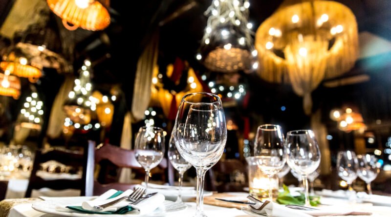 mesa de Mirtha: mesa elegante servida en un estudio que ilustra el programa