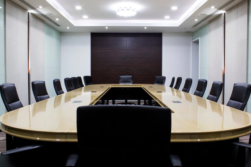 mesa política: sala de reuniones con mesa larga y sillas que ilustra el encuentro del Gobierno