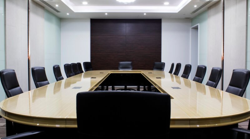 mesa política: sala de reuniones con mesa larga y sillas que ilustra el encuentro del Gobierno