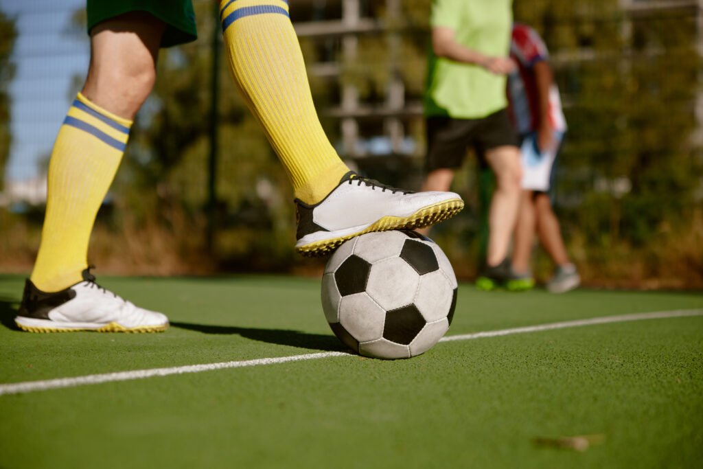 Botines sobre una pelota en el césped que ilustran el rendimiento de Messi a los 39