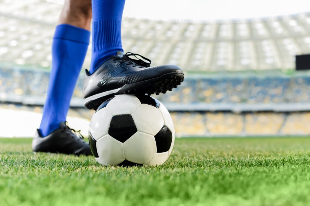 Messi en el Inter Miami: botines de fútbol sobre la pelota en el césped de un estadio