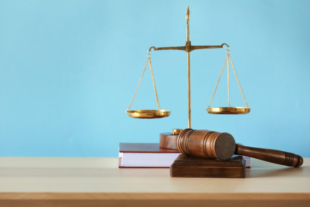 Mila Yankelevich: balanza y martillo de la justicia sobre una mesa de madera