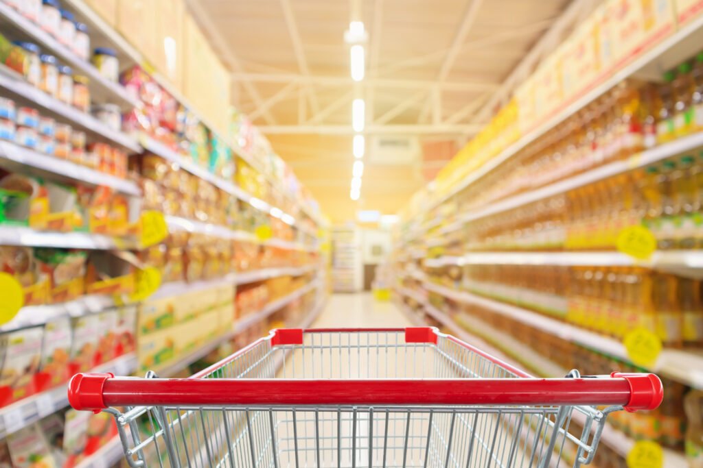 Carro y góndola de supermercado que ilustra el debate por Milei y las importaciones