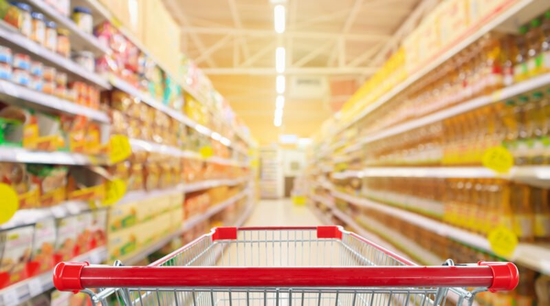 Carro y góndola de supermercado que ilustra el debate por Milei y las importaciones