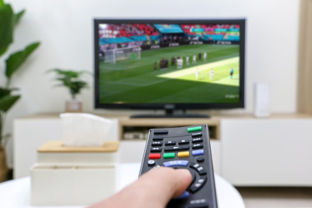 Living con fútbol en la TV que ilustra a Mirtha Legrand y los famosos alentando a la Selección