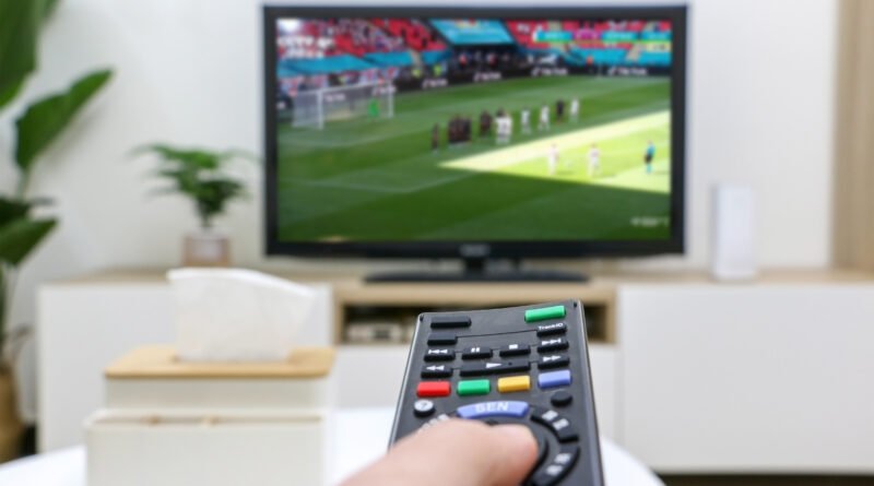 Living con fútbol en la TV que ilustra a Mirtha Legrand y los famosos alentando a la Selección