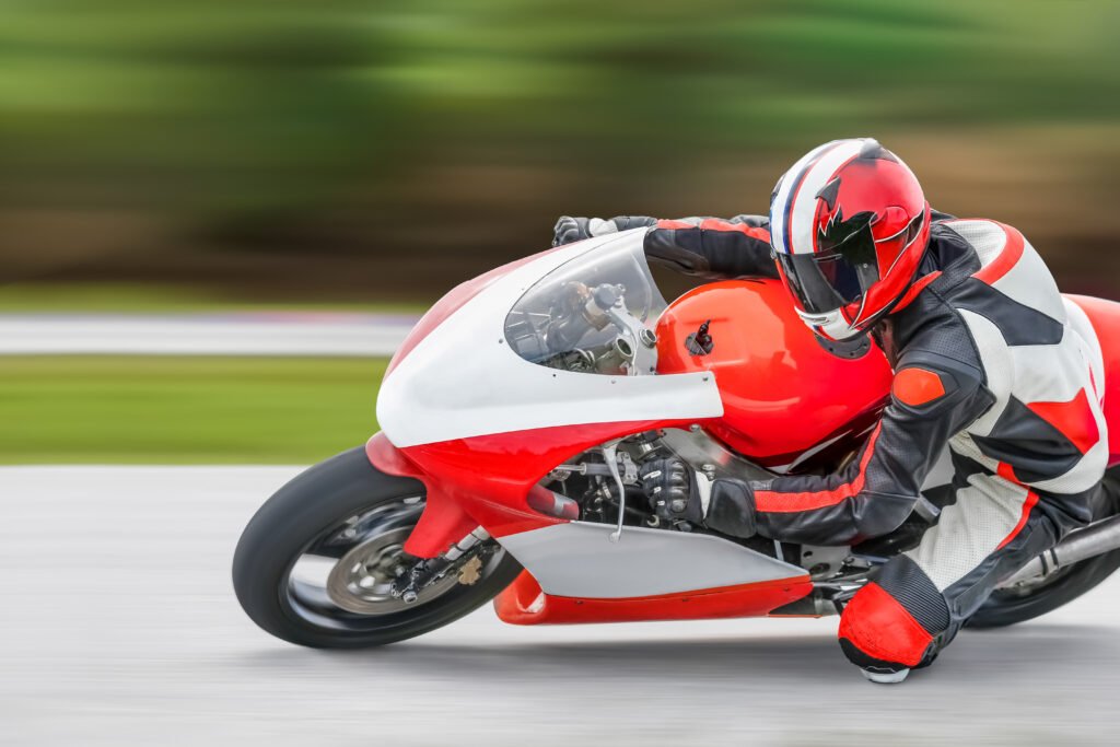 Moto de competición inclinada en una curva de circuito, ilustra el MotoGP en Alemania