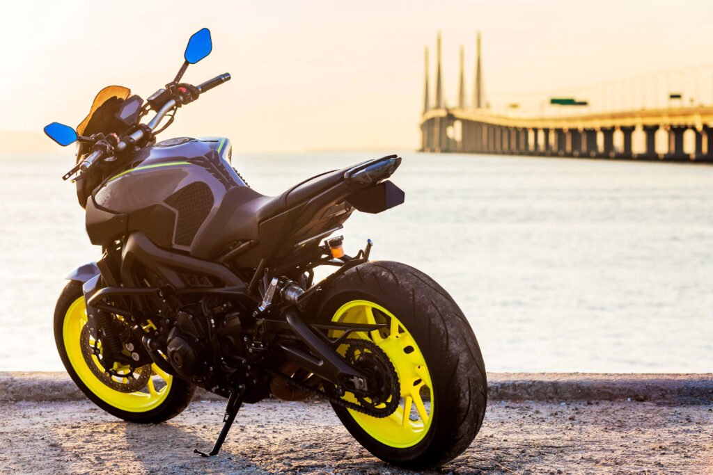 Moto deportiva estacionada que ilustra las nuevas motos Bajaj