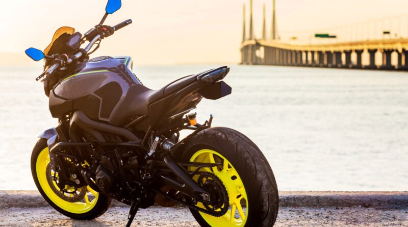 Moto deportiva estacionada que ilustra las nuevas motos Bajaj
