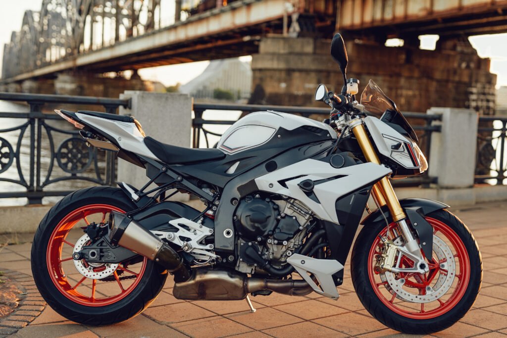 motos Bajaj: moto deportiva street estacionada en la ciudad