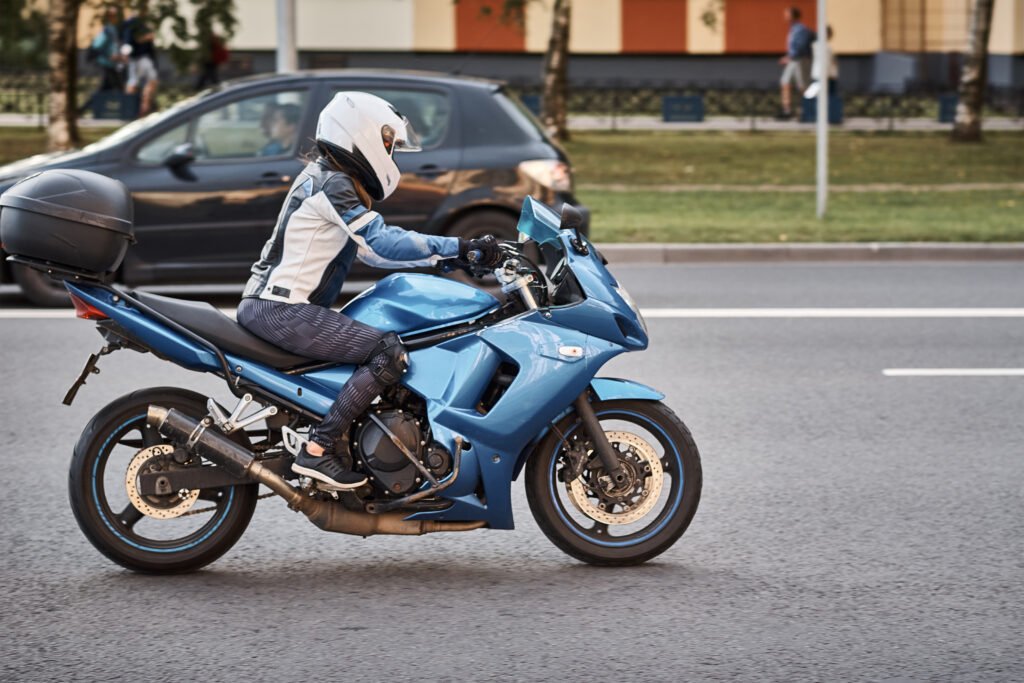 motos Bajaj 2026: motociclista circulando por una calle de la ciudad
