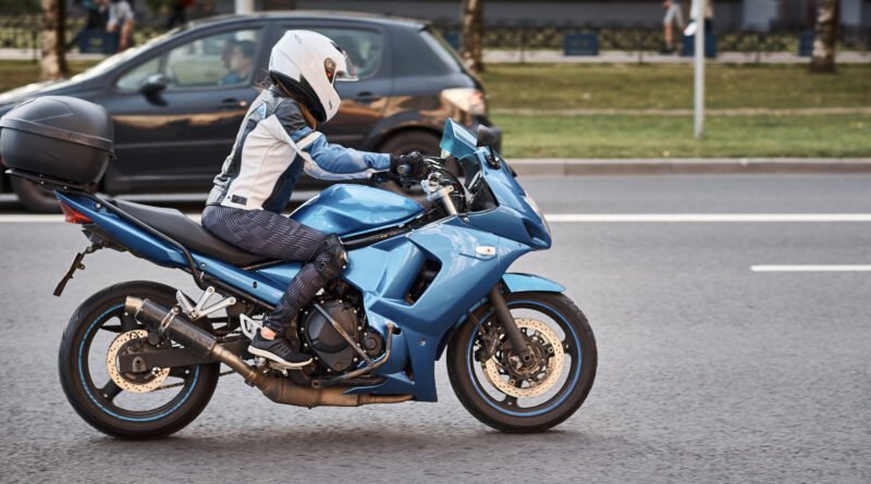 motos Bajaj 2026: motociclista circulando por una calle de la ciudad