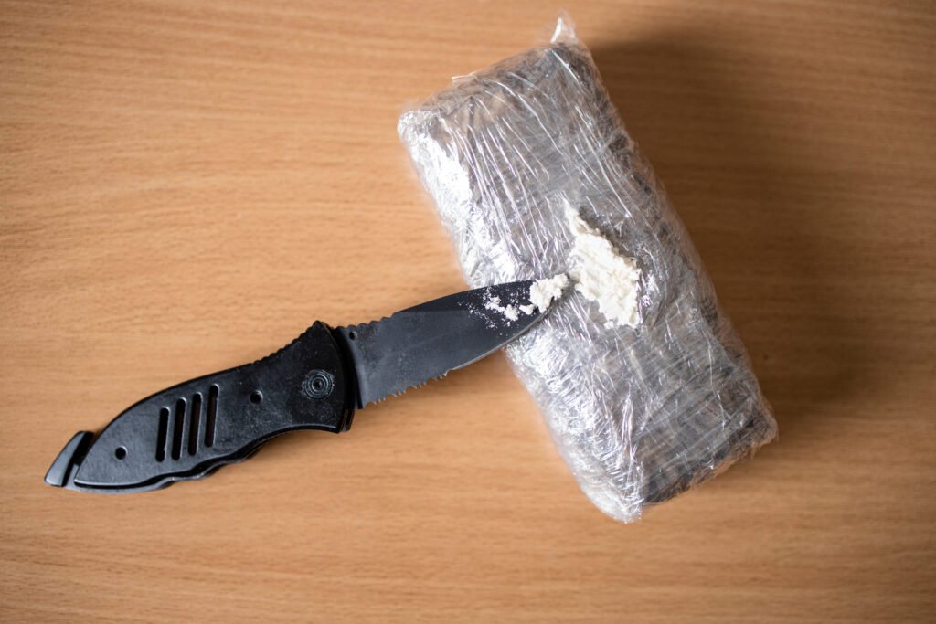 Paquete de droga incautado visto desde arriba, ilustra el informe sobre narcotráfico en Argentina