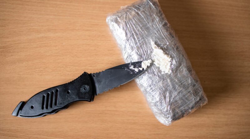 Paquete de droga incautado visto desde arriba, ilustra el informe sobre narcotráfico en Argentina