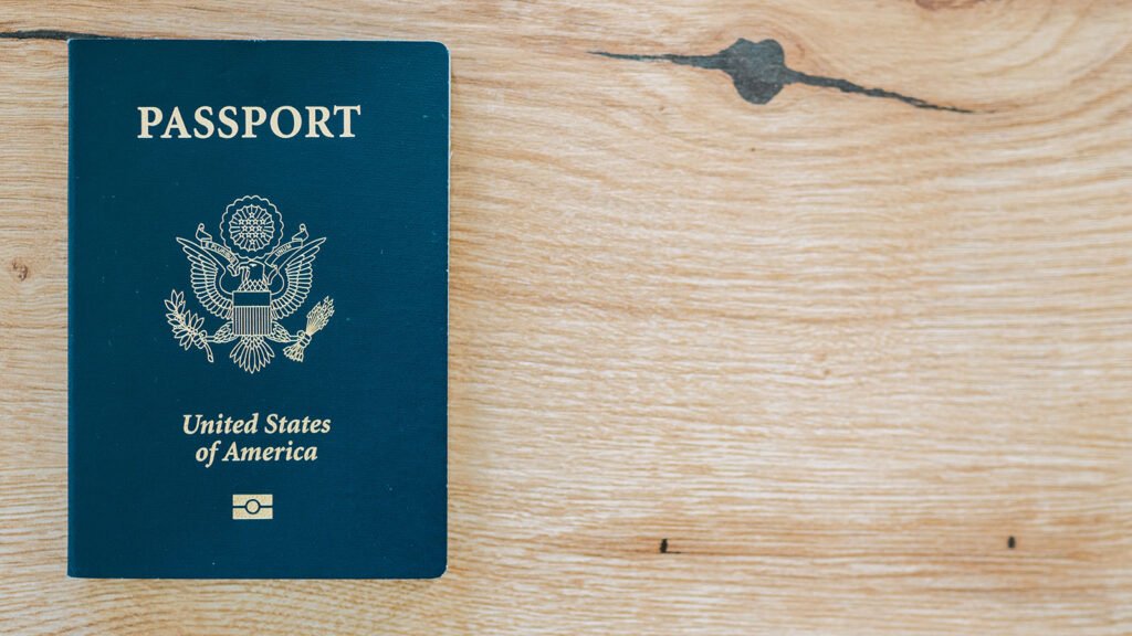 Nora Colosimo: pasaporte y documentos de viaje sobre una mesa