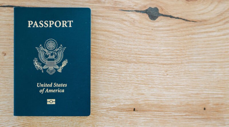 Nora Colosimo: pasaporte y documentos de viaje sobre una mesa