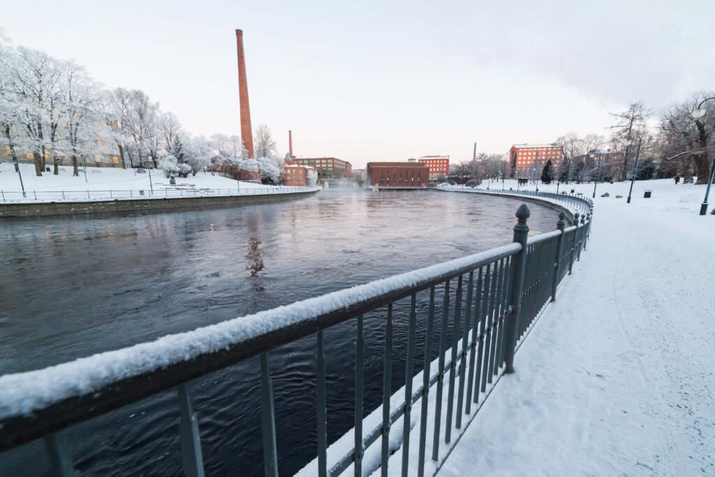 Río y ciudad en una fría mañana de invierno que ilustran la ola polar
