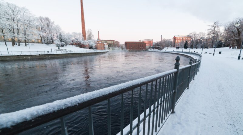 Río y ciudad en una fría mañana de invierno que ilustran la ola polar