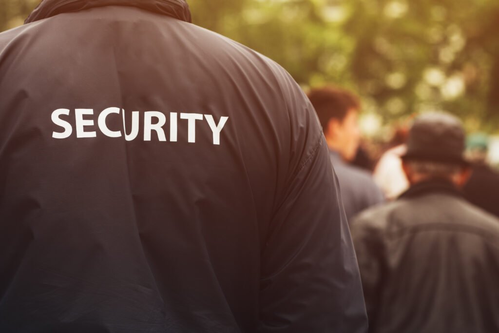 Agente de seguridad en un evento masivo que ilustra el operativo de seguridad de Argentina-Inglaterra