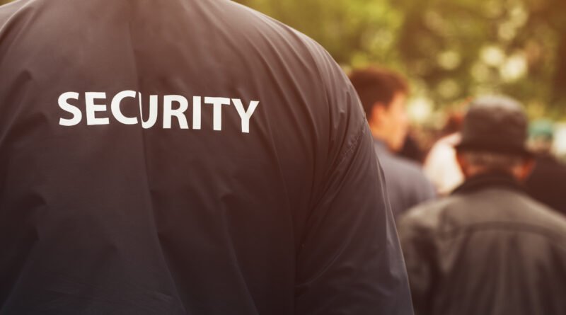 Agente de seguridad en un evento masivo que ilustra el operativo de seguridad de Argentina-Inglaterra