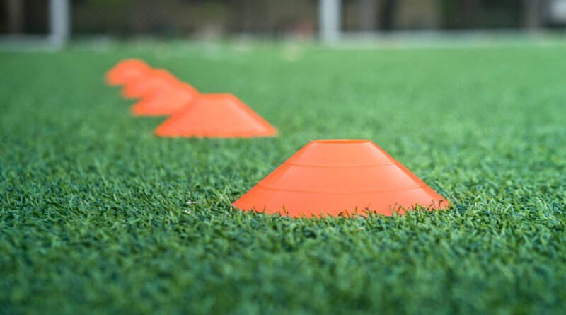 Paredes en Boca: conos de entrenamiento alineados en un campo de césped