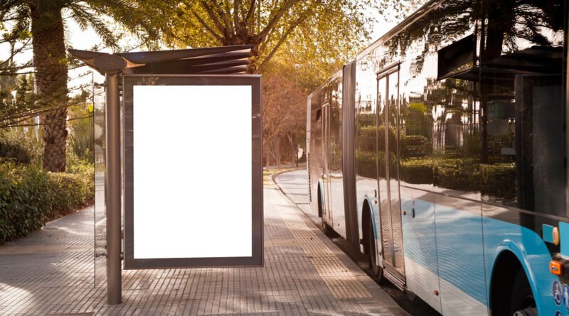 Paro de colectivos: parada de colectivos en una calle de la ciudad sin unidades