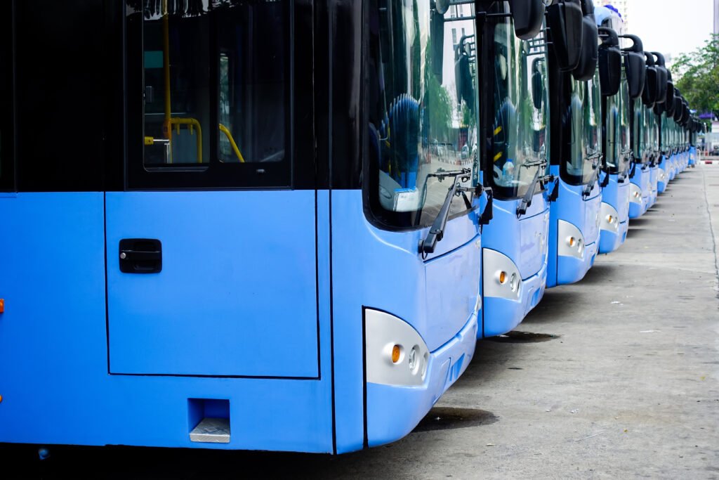paro de colectivos: micros estacionados en una playa de estacionamiento