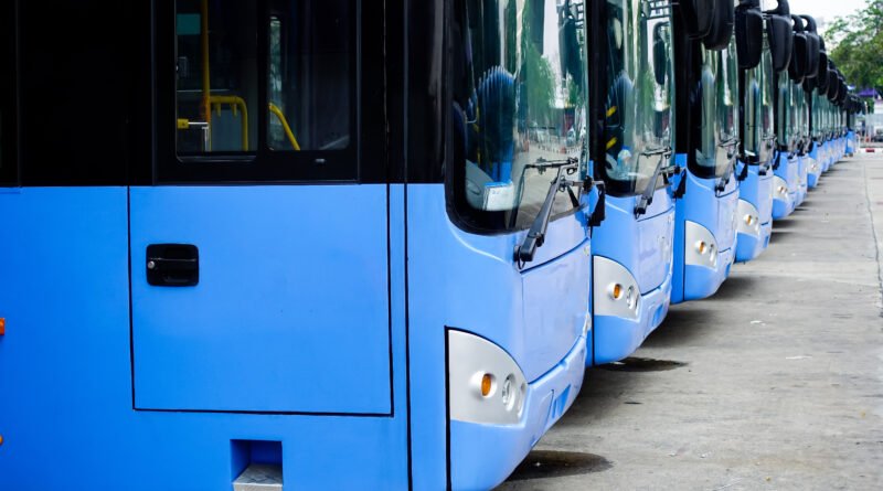 paro de colectivos: micros estacionados en una playa de estacionamiento