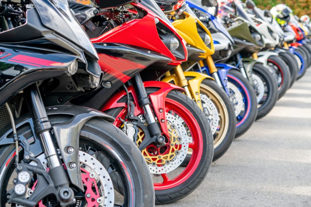 Patentamientos de motos: grupo de motos estacionadas en una calle de la ciudad