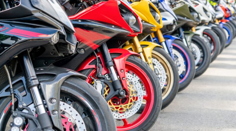 Patentamientos de motos: grupo de motos estacionadas en una calle de la ciudad