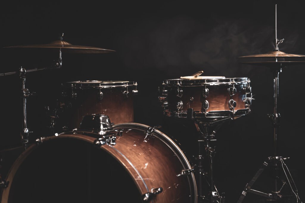 Pato Strunz: batería iluminada en un escenario oscuro en homenaje al baterista de Hermética