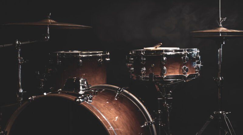 Pato Strunz: batería iluminada en un escenario oscuro en homenaje al baterista de Hermética