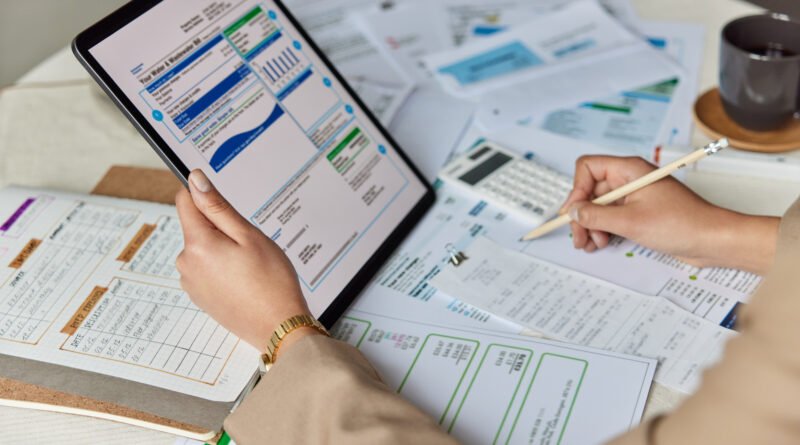 Facturas y documentos sobre una mesa que ilustran el plan de pagos ARCA