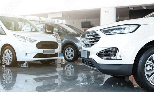 Planes de ahorro: autos 0km nuevos exhibidos en un salón de concesionaria