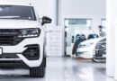 Auto en un showroom que ilustra los precios de Toyota