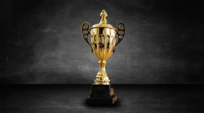 Premio del Mundial: trofeo dorado sobre fondo oscuro