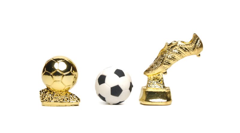 Trofeo y pelota dorados que ilustran los premios de la AFA