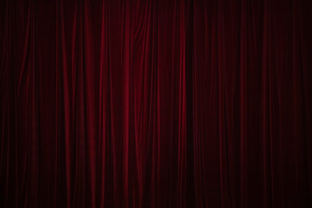 Premios Pinti: telón de terciopelo rojo de un teatro que ilustra la gala en el Teatro Colón