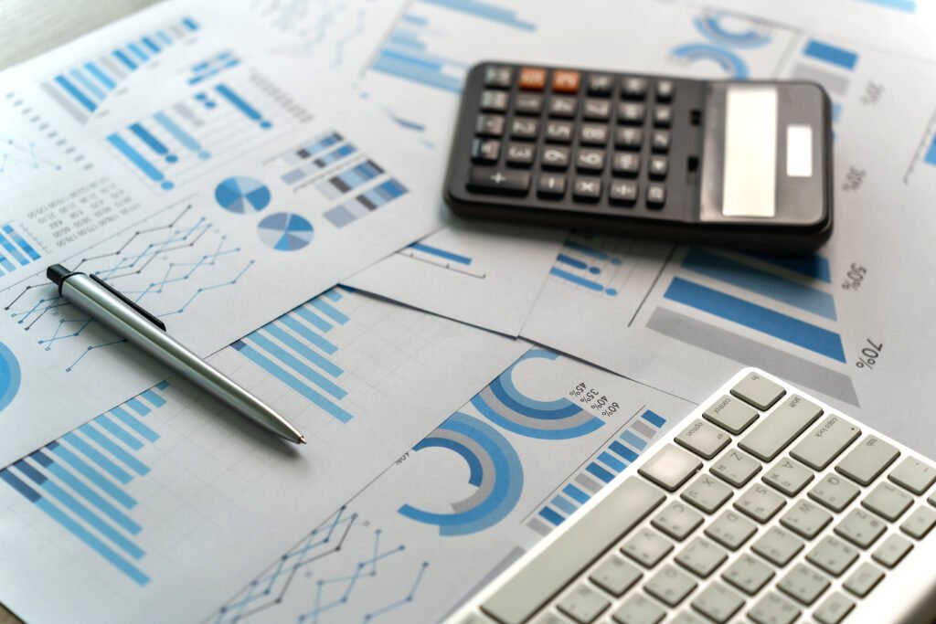Presupuesto 2027: calculadora, planillas y gráficos financieros sobre un escritorio