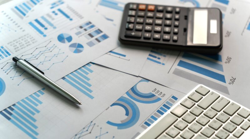 Presupuesto 2027: calculadora, planillas y gráficos financieros sobre un escritorio