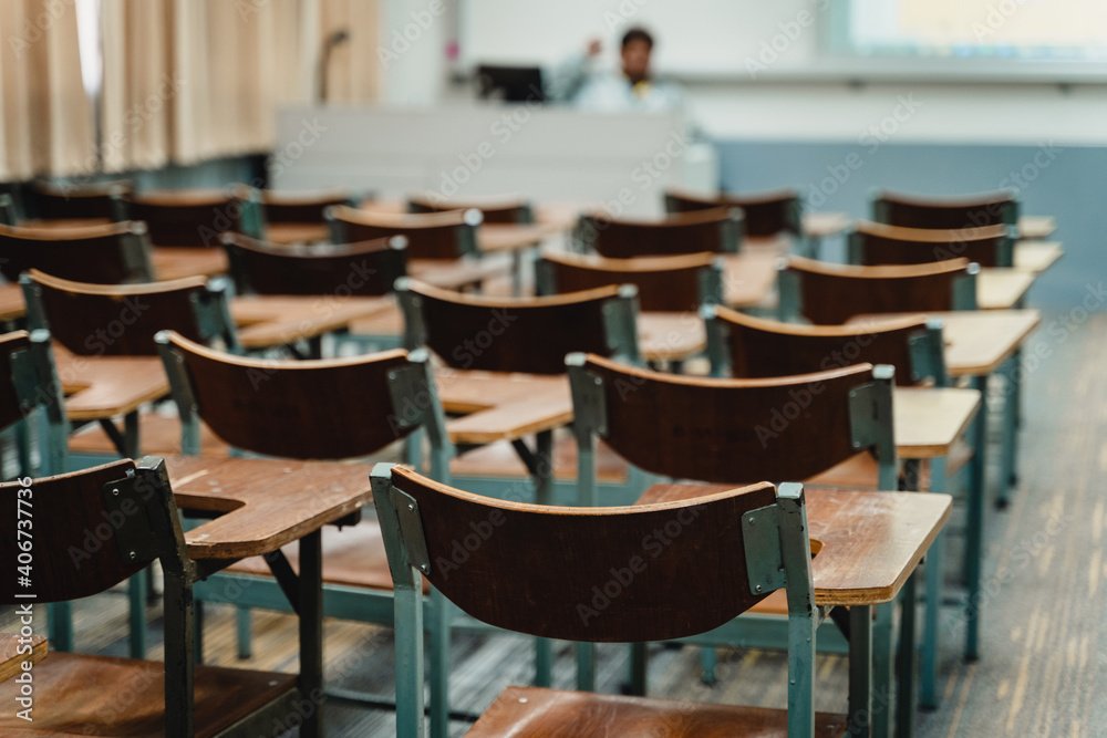 presupuesto universitario: aula universitaria vacía
