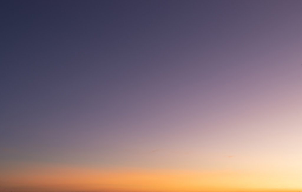 Cielo sereno al amanecer con espacio de copia, acompaña la nota sobre prevención del suicidio