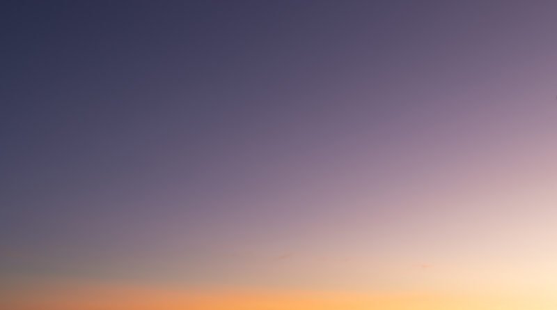 Cielo sereno al amanecer con espacio de copia, acompaña la nota sobre prevención del suicidio