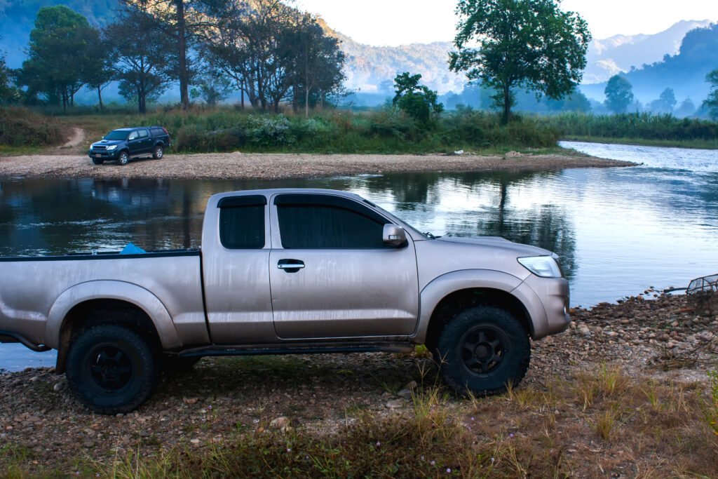 RAM Dakota Night Edition: pick-up oscura estacionada en un entorno natural